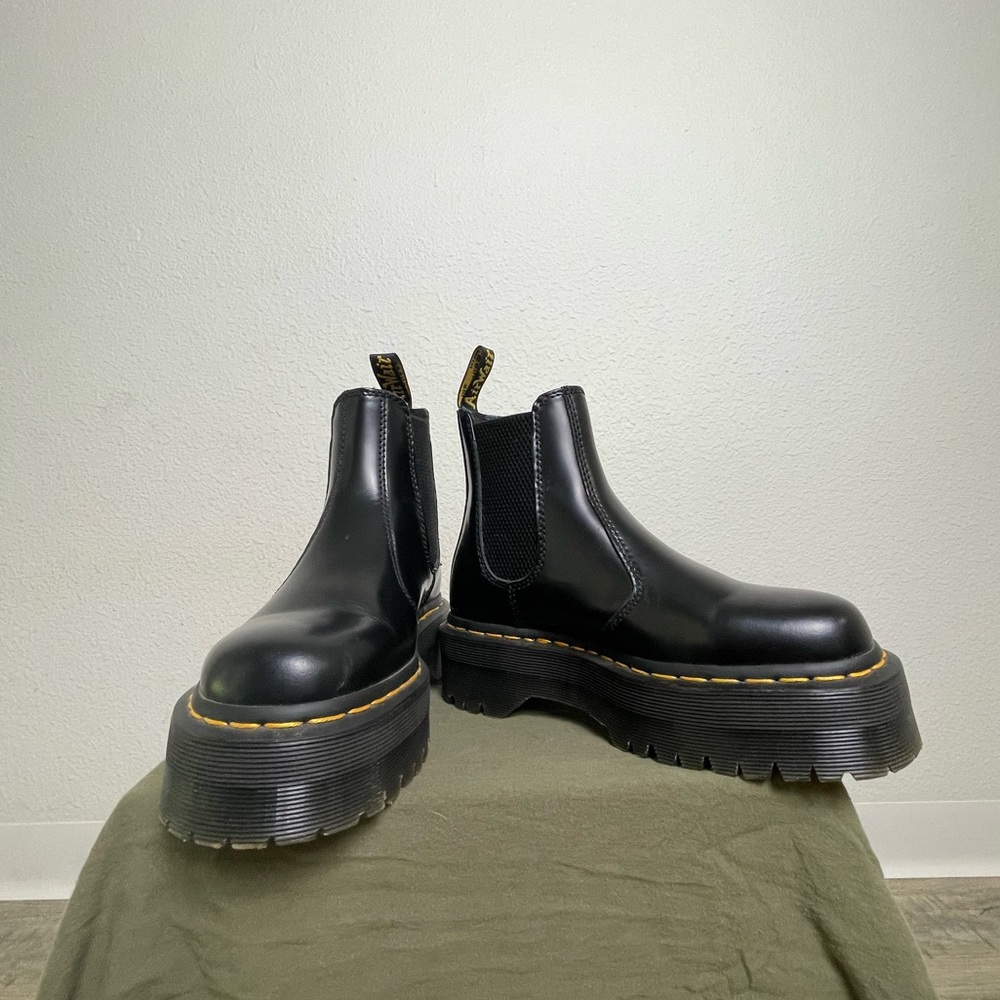 Dr Martens 2976 Smooth Leather Platform Chelsea Boots